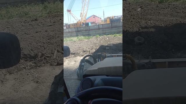 Экскаватор погрузчик. Скорость выполнения работ.