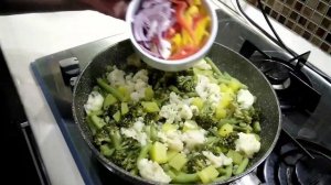 Брокколи, цветная капуста, спаржевая фасоль и другие овощи со спагетти. Готовим постное блюдо.