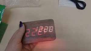 Настольные часы в корпусе под темное дерево с красной подсветкой (499096)