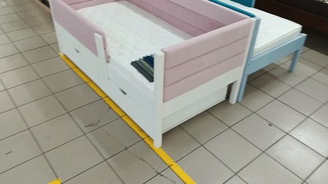 Деревянная кровать из массива лиственницы, мягкий борт с ящиками смотреть онлайн