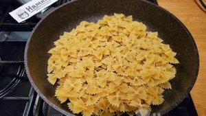 Жареные макароны-бантики с томатным соусом на сковороде