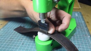 Ровный строчный шов на коже / Hand Stitching Leather