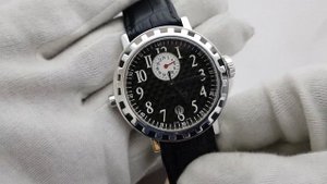 Лимитированные часы DeWitt в корпусе из белого золота и функцией GMT!