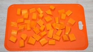 Курица с тыквой в горшочке