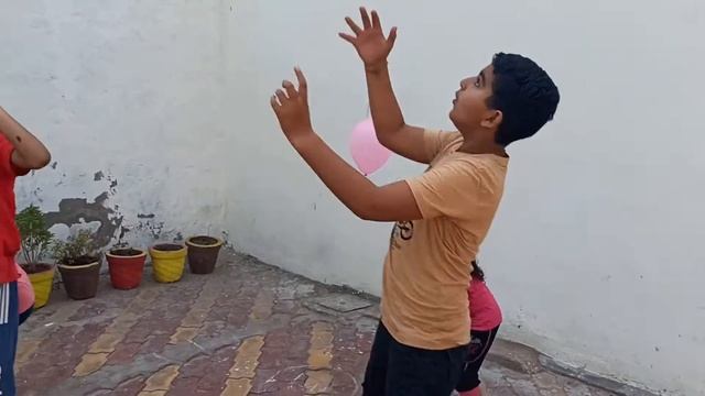 KIDS PLAYING WITH COLORFUL BALLOONS | KIDS Games | kids activity | balloon games for kids | chi&ri смотреть онлайн