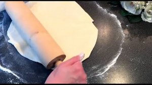 Пирог из слоеного дрожжевого теста с капустой