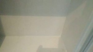 Монтаж шкафа под окном на кухне