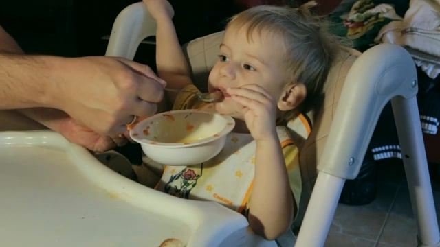 Кормление ребенка супом. Дети едят суп. Children eat soup.  How to feed the baby soup ??