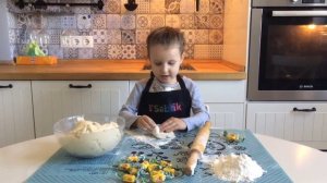 Пирожки с конфетами. Дети готовят еду сами без родителей.