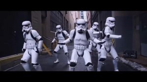 Все танцуют лактями