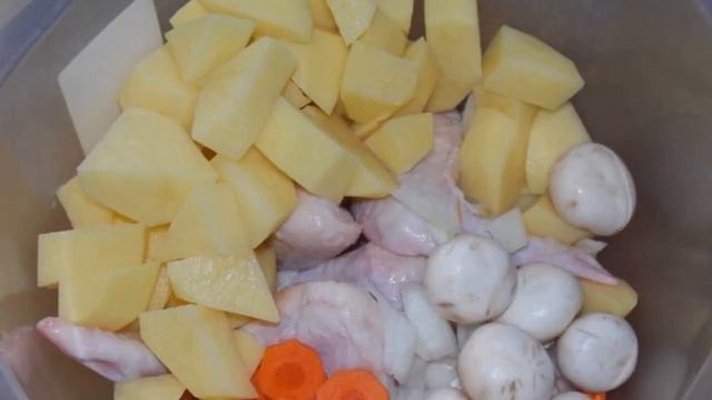 Chicken wings with vegetables and mushrooms in a package смотреть онлайн