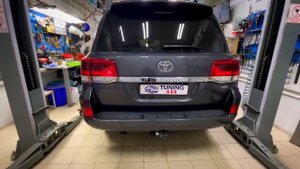 Хромированная накладка на крышку багажника Toyota Land Cruiser 200.