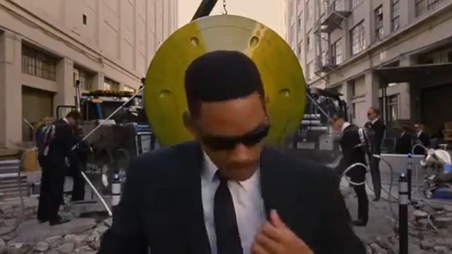 Люди в черном 3  Вот, почему необходимо выключать телефоны в самолете смотреть онлайн