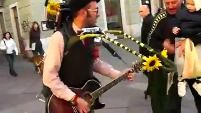 Уличный универсальный музыкант