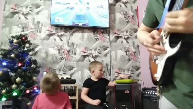 9.01.2021 Лев играет бас на синтезаторе, а Фил в GTA5))) смотреть онлайн