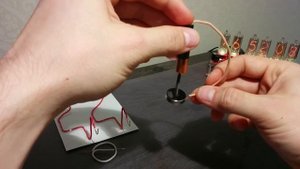 Двигатель из магнита, проволоки и батарейки