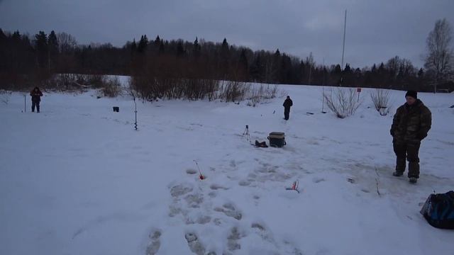 РЫБАЛКА НА ДОНКИ И ТЯЖЁЛЫЕ МОРМЫШКИ.В ЭТОЙ ЗАВОДИНЕ РЫБА ЕСТЬ.Зимняя рыбалка 2022.