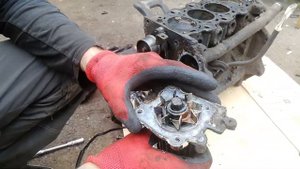 Как снять помпу на 4G92 Мицубиси Каризма