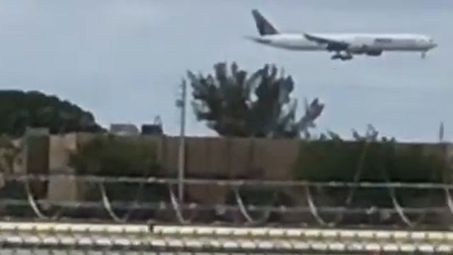 Qatar b777-300ER landing at Miami from Doha (in the one world livery) смотреть онлайн