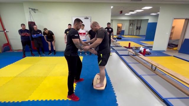 Кто дольше? Испытание балансбордом (балансир). Включение стабилизаторов. Биомеханика. смотреть онлайн