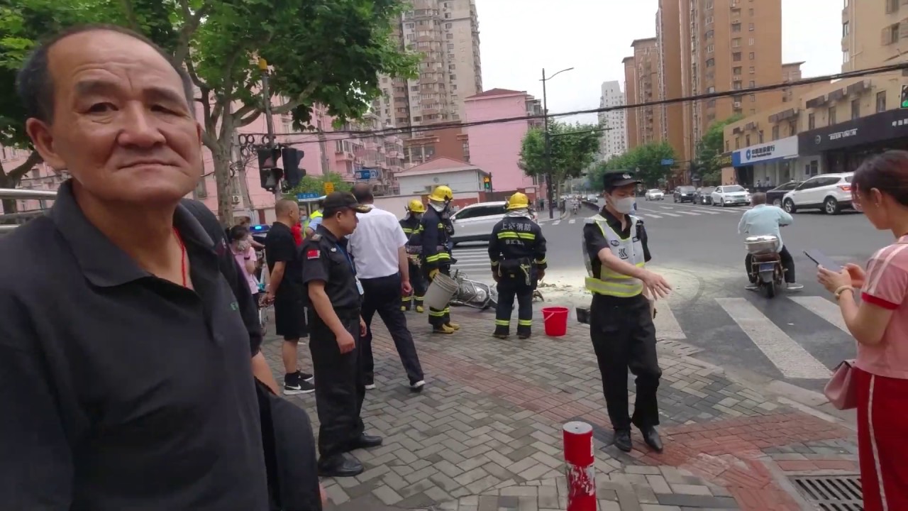 Взрыв в Китае батареи у скутера прямо под подъездом. Шанхай смотреть онлайн
