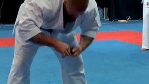 Сергей Бадюк демонстрирует карате)