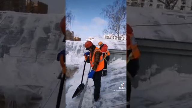 очистка кровли от снега в нижнем Новгороде.