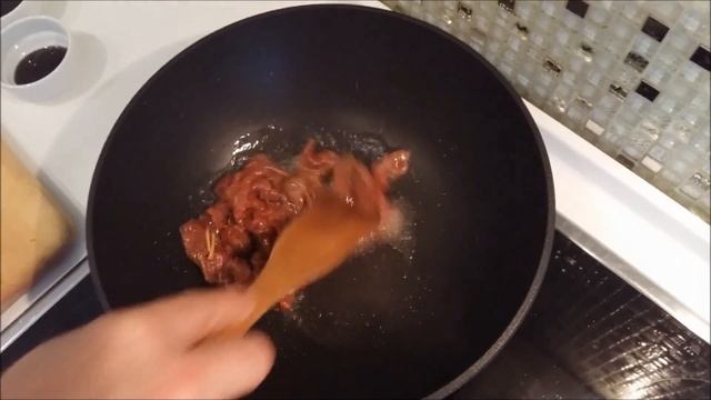 Китайская кухня.  Жареная лапша вок по-китайски.