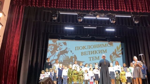 Поклонимся Великим тем годам! С днём победы! Подарок от нашего хора. смотреть онлайн