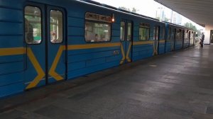 Наземные станции метро в Киеве. Станция метро Гидропарк. Прибытие и отправление поездов.