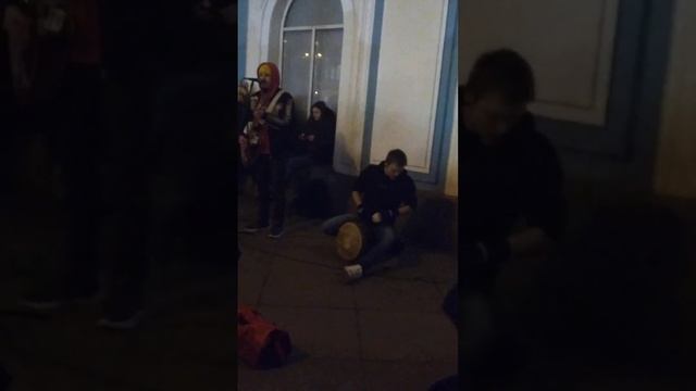 23 ноября, 2022 год. Санкт-Петербург. Невский Проспект. Уличные музыканты. Барабанщик прекрасен.♡ смотреть онлайн