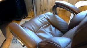 скрипит кресло