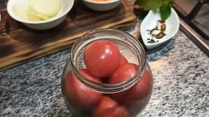 Очень вкусные маринованные помидоры со сливой