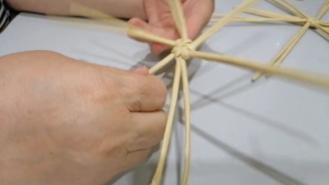 Начало плетения круглого дна. Освоила цветок сакуры.
