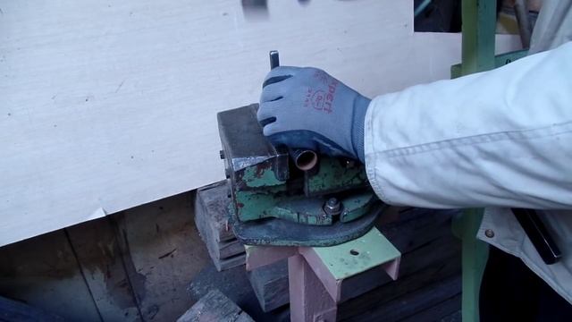 Как сделать простым приспособлением квадратные отверстия в металле смотреть онлайн
