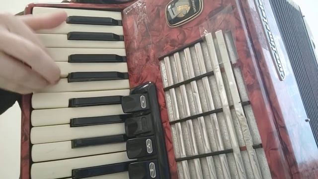 По проводам, на аккордеоне вступление, ля минор. смотреть онлайн