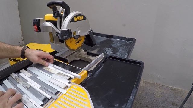 Dewalt D24000 Tile Saw Unbox, Assembly, Review and Test! смотреть онлайн