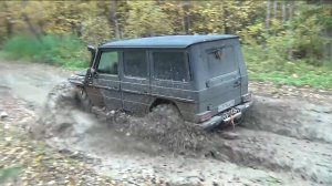 Мерседес Гелендваген на 39 колёсах и советский внедорожник УАЗ 469 на 35 колёсах, на бездорожье.