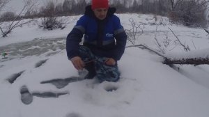 Ловля ЩУКИ на ЖЕРЛИЦЫ! Зимняя рыбалка на МАЛОЙ РЕКЕ!