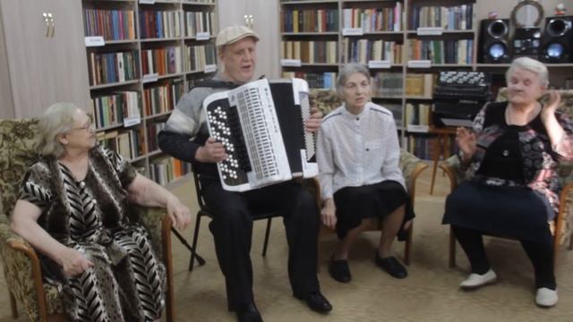 Волонтеры подарили слепому музыканту баян. Благовещенск, 2016. смотреть онлайн