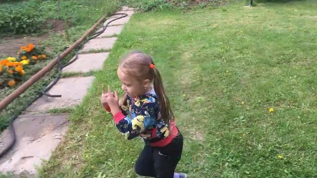 На даче развлекаюсь как могу, а что ещё делать в прохладную погоду? Только танцевать))) смотреть онлайн