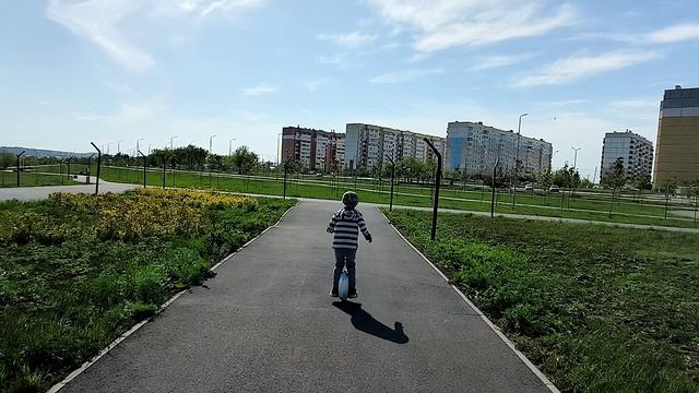 Моноколесо в 8 и 60 лет =)
Первые шаги на моноколесе =)