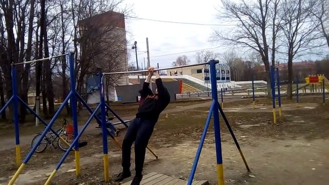 Выход на две (узкий хват, руки вместе) смотреть онлайн