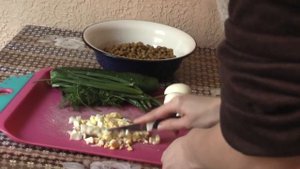 Салат с тунцом, свежим огурцом и горошком