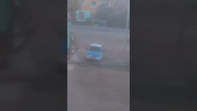 Наглые мусора города Жезказган взламывают дверь. смотреть онлайн