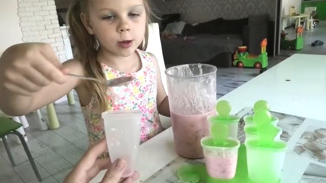 Алиса готовит фруктовое МОРОЖЕНОЕ с мамой! смотреть онлайн
