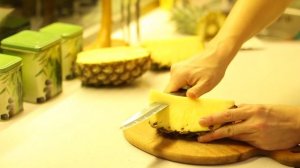 Как правильно разрезать ананас