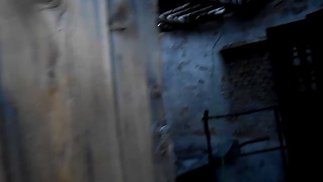 Входим в круглое здание водокачки Коунрада (Қоңырат) на вершине высоты через деревянную дверь.