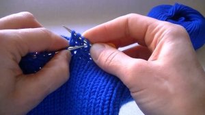 Вяжем шапку с рельефным  узором  спицами.