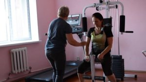 Как пенсионеры занимаются в тренажерном зале.